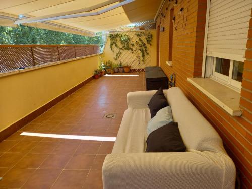 雷阿尔城Piso acogedor con terraza的阳台客厅配有沙发
