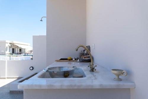 卡利诺岛Palia Kleopatra的厨房柜台设有水槽和水槽