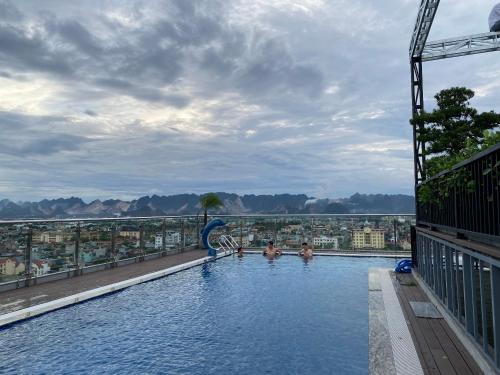 Phủ LýRiverside Hotel Hà Nam的一座建筑物顶部的游泳池,里面的人