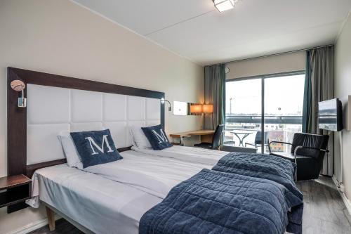 海宁格松Quality Hotel Maritim的一间设有大床和窗户的酒店客房