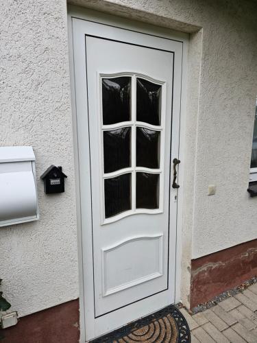 施瓦岑贝格Ferienwohnung Kehrer的房屋上带窗户的白色门
