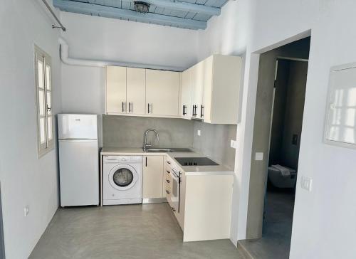 米克诺斯城Cielo Azul Mykonos的厨房配有洗衣机和洗衣机。