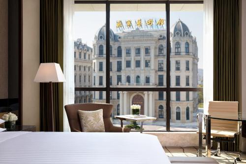 上海上海苏宁环球万怡酒店的酒店客房设有一张床和一个大窗户