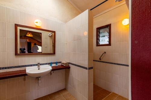TsavoSentrim Tsavo Lodge的一间带水槽和镜子的浴室