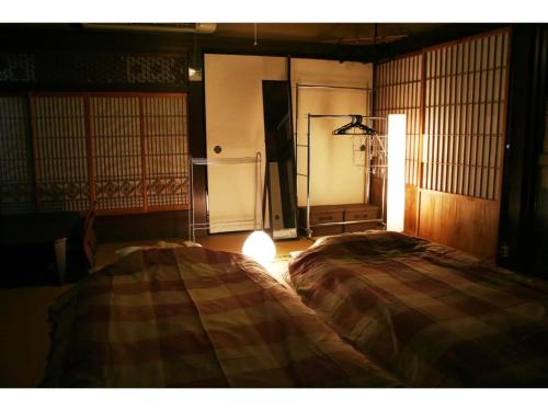KamiyamaSaraya - Vacation STAY 41717v的一间房间,床上有灯光