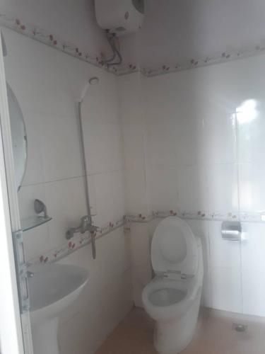 Nhà nghỉ 99的白色的浴室设有卫生间和水槽。