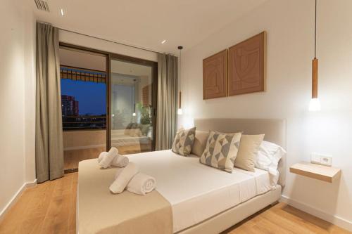 阿利坎特Longbeach Smart Muchavista的卧室设有一张大白色的床和大窗户