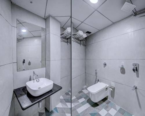 孟买Arts International的白色的浴室设有水槽和淋浴。