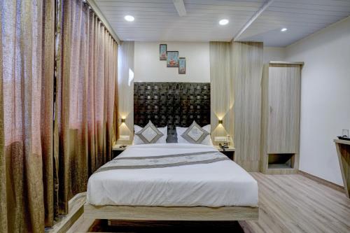孟买Arts International的一间卧室,卧室内配有一张大床