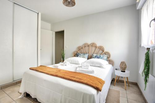 圣马洛Expédition Malouine - Appt à 30m de la plage的卧室配有一张大白床和大镜子