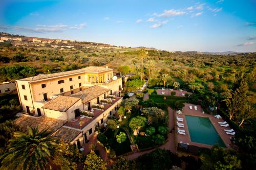阿格里真托Villa Athena Resort的享有带游泳池的房屋的空中景致