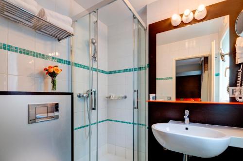 日内瓦f6风格酒店的一间带水槽和淋浴的浴室