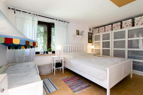 Dom Wakacyjny - Las i rzeka的一间卧室设有两张床和窗户。