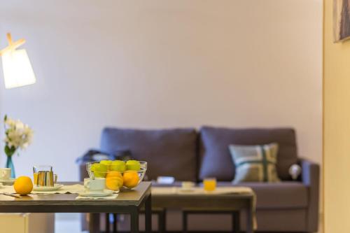 帕斯底拉卡萨皮埃尔度假酒店公主公寓的客厅配有沙发和水果桌