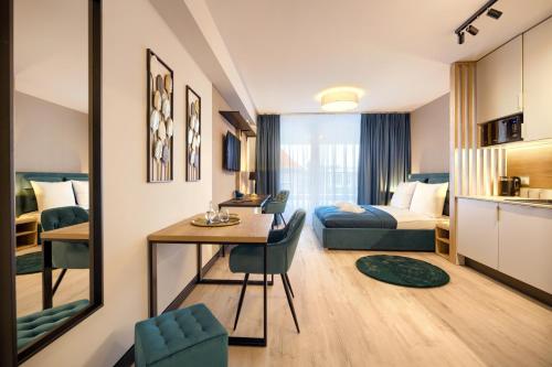 弗罗茨瓦夫AboutArtApartments - Otyńska 4的酒店客房带一张床铺、一张书桌和一间卧室