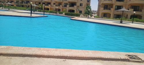 拉斯苏德尔Banana resort的大楼前的大型蓝色游泳池