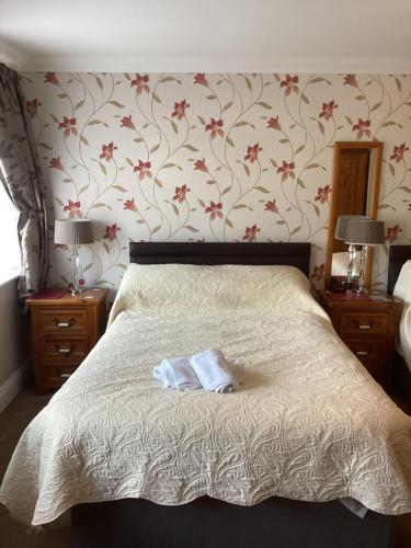 大雅茅斯Barons Court的一间卧室配有一张床,上面有两条毛巾