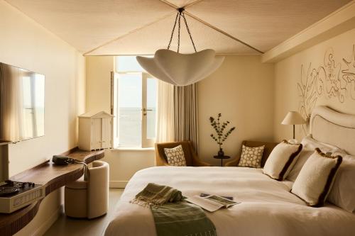 马盖特No 42 by GuestHouse, Margate的卧室设有一张白色大床和一扇窗户。