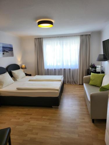 韦斯特兰Villa am Meer的一间卧室配有一张大床和一张沙发