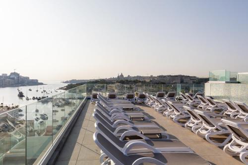 埃尔哥茨拉Alavits Hotel by ST Hotels的建筑物屋顶上的一排躺椅