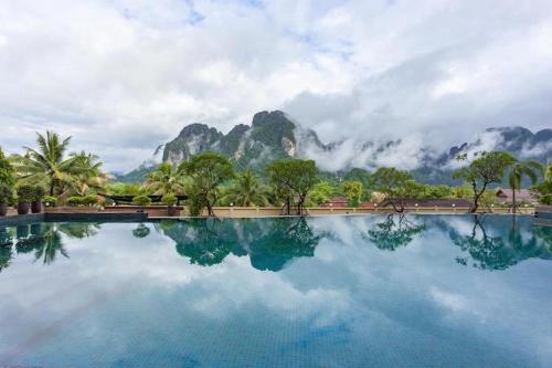 万象Soutchai Resort的一大片水面,背景是群山
