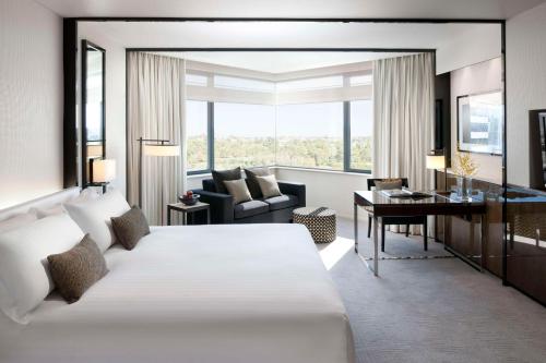 珀斯珀斯大都会皇冠酒店的酒店客房设有一张大床和一张书桌。