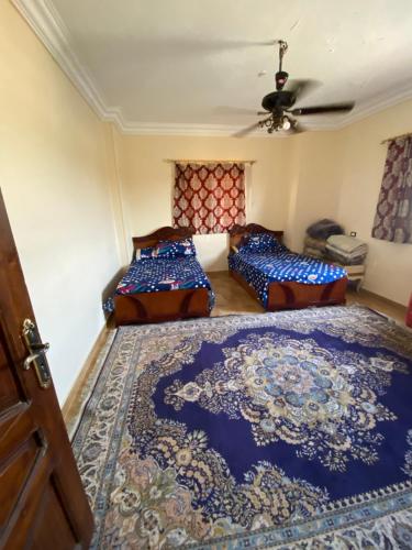 El-Qaṭṭaفيلا للايجار في كمبوند سمر قند的一间卧室设有两张床和天花板