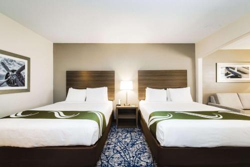 休斯顿霍比北速8酒店的酒店客房,设有两张床和一张沙发
