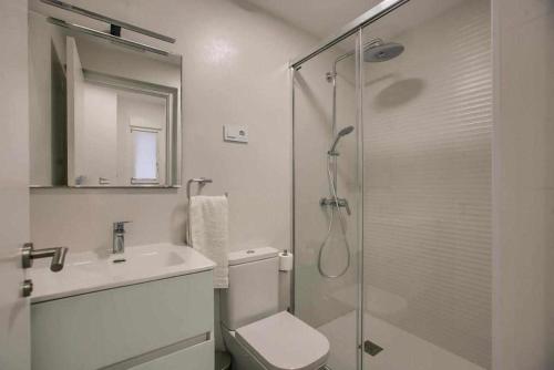 马德里RiNa MADRID apartamento1的带淋浴、卫生间和盥洗盆的浴室