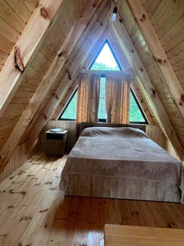 迪利然Cozy Cottage Dilijan Arm的小木屋内的卧室设有大窗户