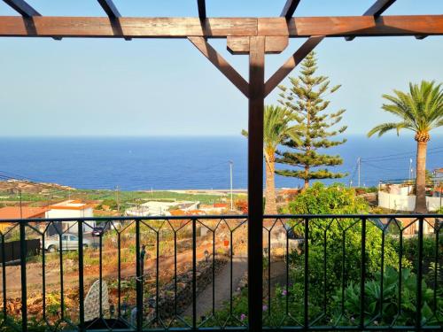 下布雷尼亚Casita Canaria con Vista的阳台享有海景。
