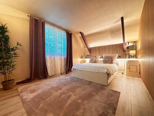圣法戈蓬蒂埃里Villa avec pièce Billard style Ranch US的一间卧室设有一张床和一个大窗户
