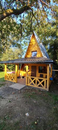 布科维茨Bieszczadzkie domki的小屋设有 ⁇ 篷