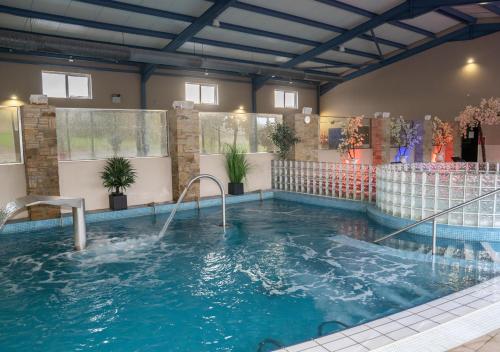 圭多尔An Chúirt Hotel, Gweedore, Donegal的一座大型室内水游泳池
