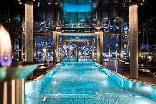 采尔马特奥莫尼亚酒店的一座游泳池,位于一座享有城市美景的建筑内