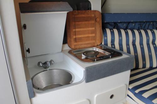 巴塞罗那Barco Frapé的大篷车内带水槽的小厨房