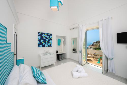 波西塔诺CASA DAMA的一间卧室配有一张床,享有海景
