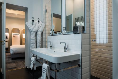 巴黎Normandy Le Chantier的一间带水槽和镜子的浴室