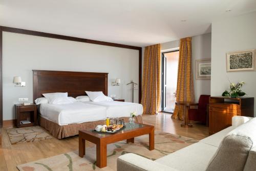 索里亚索里亚酒店的酒店客房设有床和客厅。