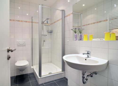 亚琛Hotel am Bahnhof的带淋浴、盥洗盆和卫生间的浴室