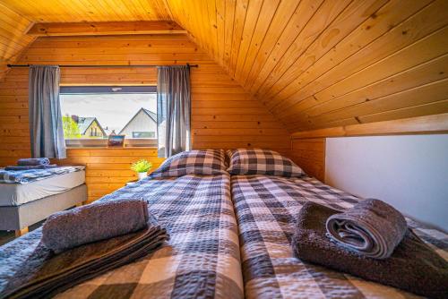 弗瓦迪斯瓦沃沃Wichrowe Domki Plus的小木屋内一间卧室,配有一张床