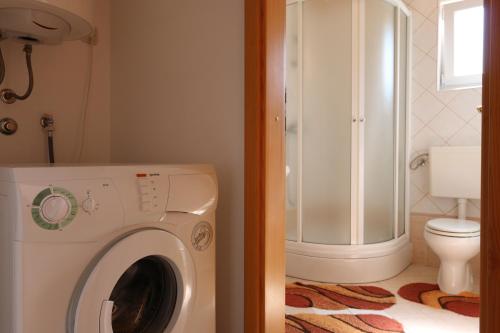 索利纳Apartment Hrastov的一间带洗衣机和卫生间的浴室