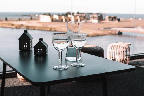 卡拉约基Matruusi - upea yksiö merinäköalalla的桌子上放两杯水,享有美景