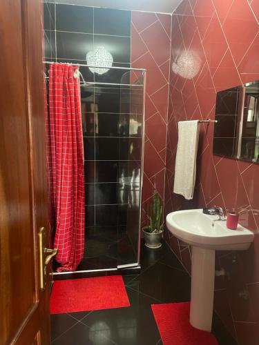 塔拉法尔Tarrafal House的带淋浴和盥洗盆的浴室