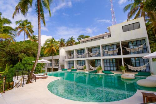 雅帕拉廷加Milie Lounge Pousada的享有酒店外景,设有游泳池