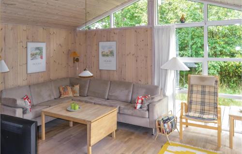 奥贝克Gorgeous Home In lbk With Sauna的客厅配有沙发和桌子