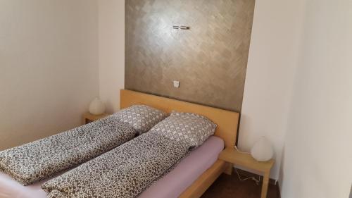 布尔韦勒Ferienwohnung Lotti的小型客房的两张床,配有镜子