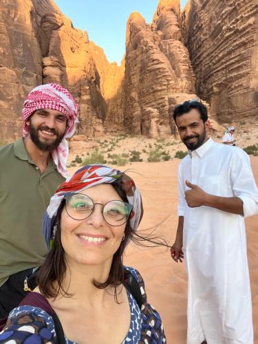 瓦迪拉姆Adam Bedouin camp的沙漠中的两个男人和一个女人