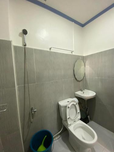 道伊斯Merangie Travellers Inn的一间带卫生间和水槽的浴室