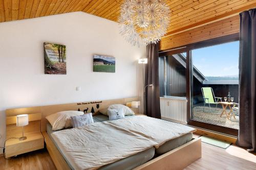 ObertalKlug的一间卧室设有一张大床和一个大窗户